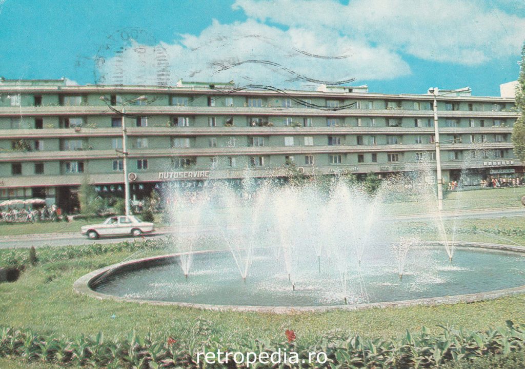 Piața Gării Arad 1977 autobuze epocă și gara monument istoric