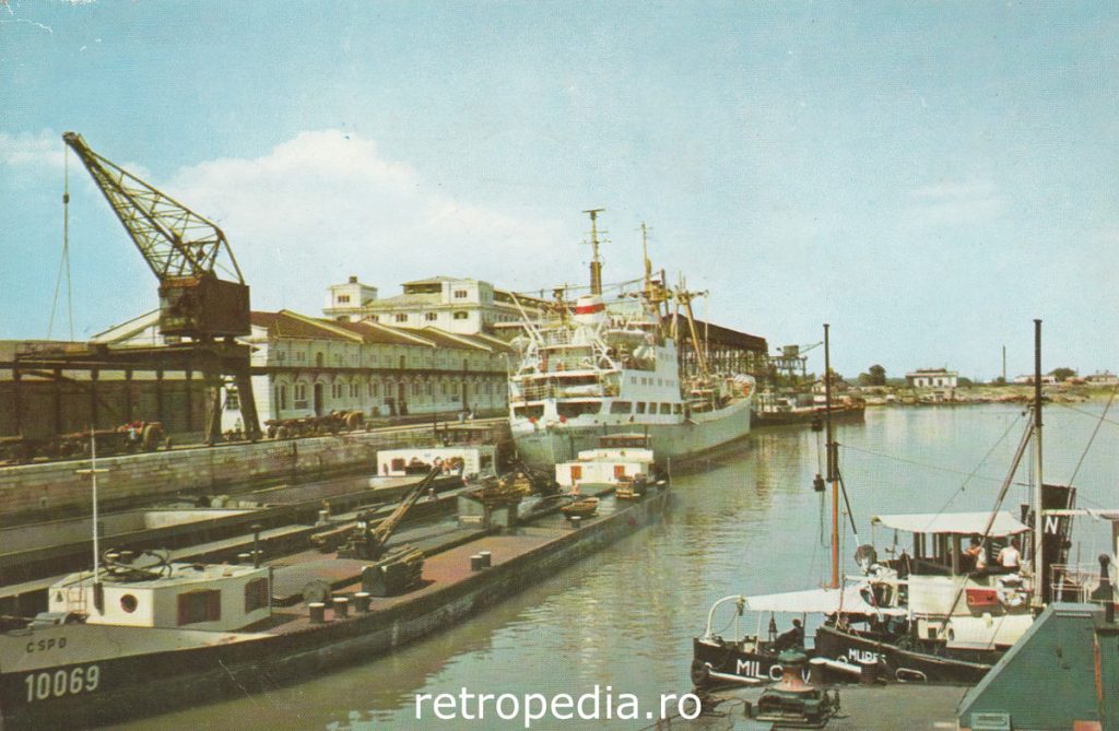 Portul Brăila în anul 1958 nave de pasageri și pontoane din epoca R.P.R., fata