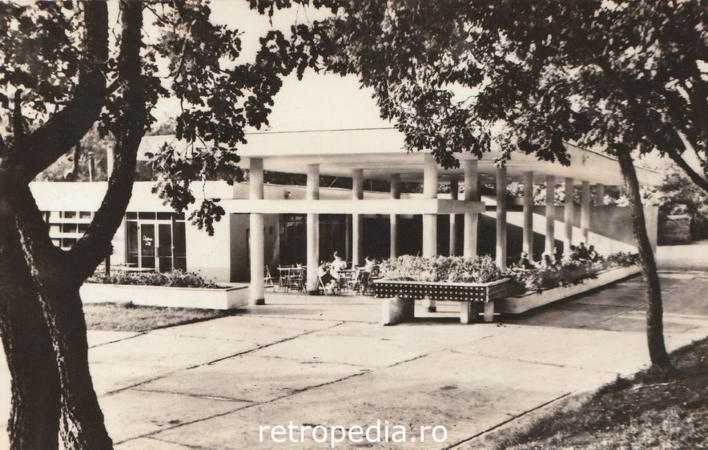 Terasa retro a restaurantului din Pădurea Gârboavele de lângă Galați în anul 1960, fata