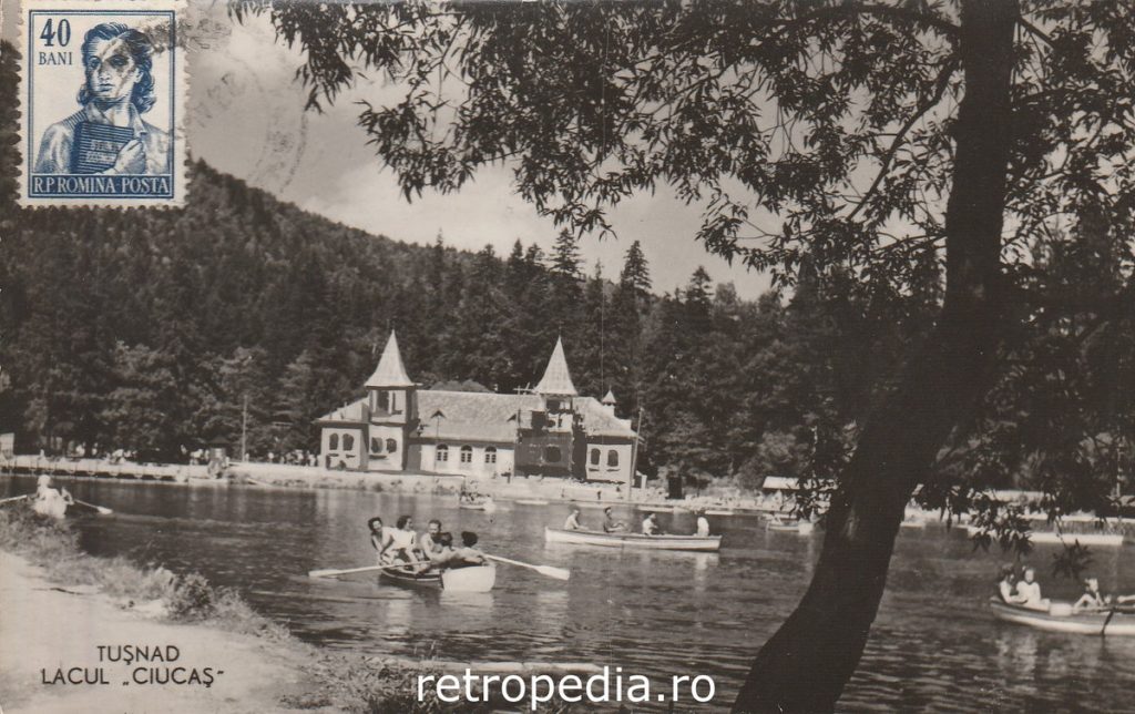 Turiști în bărci de agrement pe Lacul Ciucaș din Băile Tușnad în anul 1960 fata