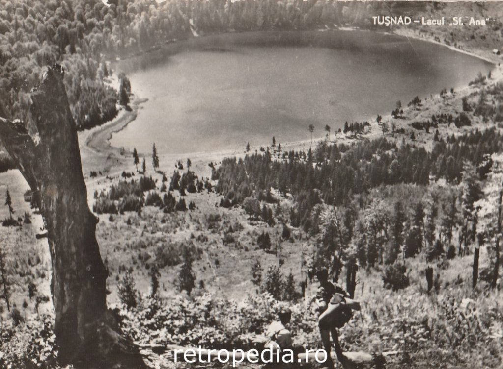 Vedere de ansamblu cu vile și peisaj montan în stațiunea Băile Tușnad 1962, fata