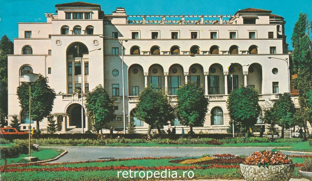 Clădirea Casei Armatei din Brașov în anul 1971 cu piațeta centrală, fata