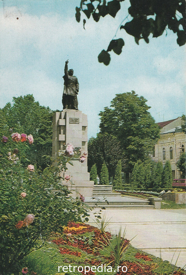 Statuia lui Andrei Mureșanu din Bistrița în anul 1975 monument istoric, fata