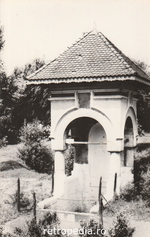 Fântâna istorică Iancu Jianu din Parcul Nicolae Romanescu din Craiova în epoca R.P.R., fata