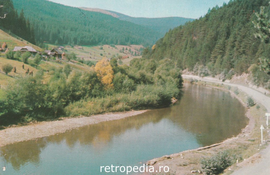 Peisaj montan cu râul și Valea Bistriței lângă Vatra Dornei 1968, fata