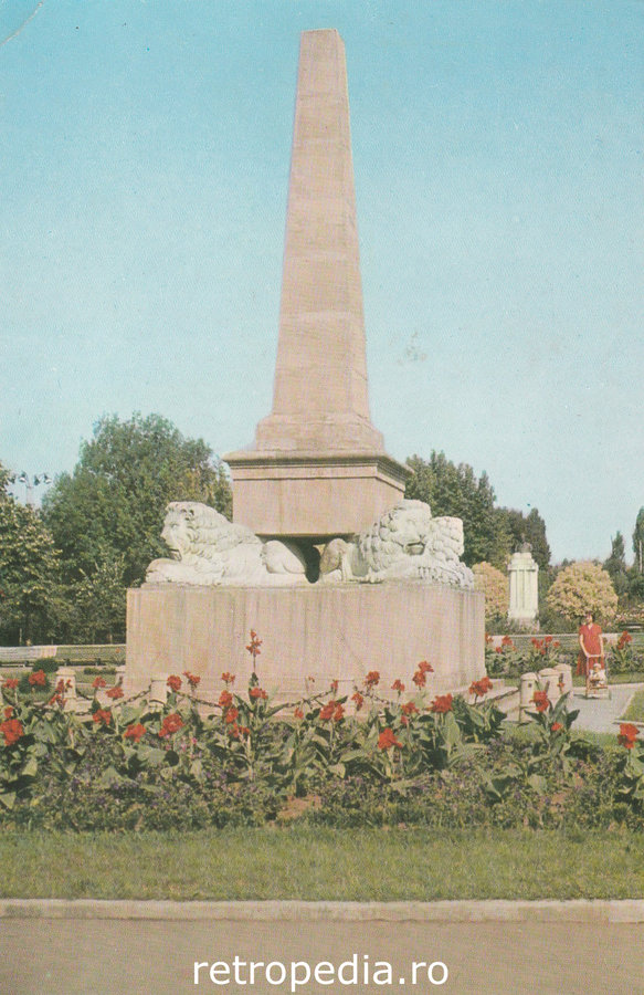 Alei umbroase și bănci de lemn în Parcul Copou din Iași în anul 1966